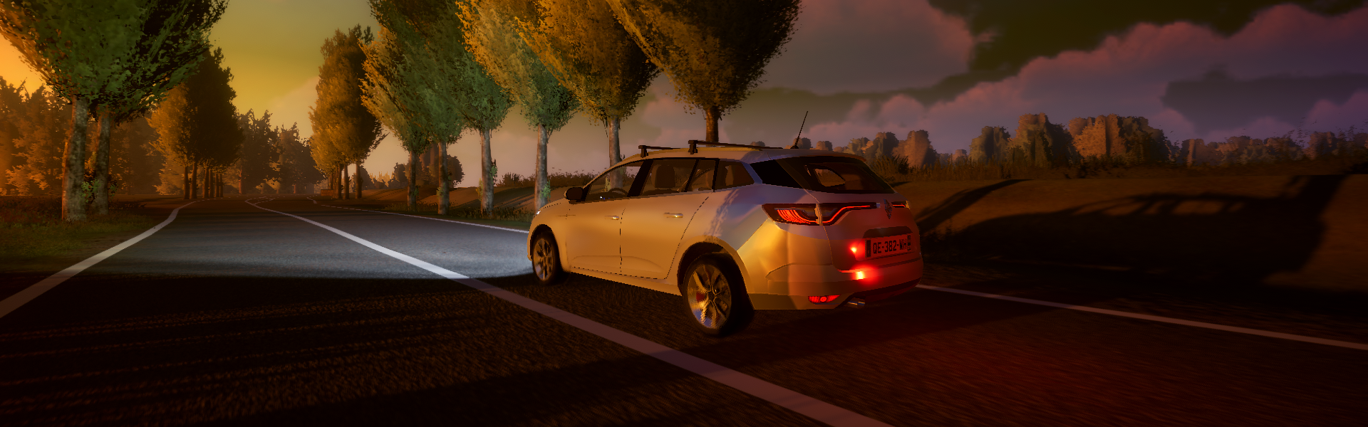 Mégane IV équipée sur une route au coucher du soleil